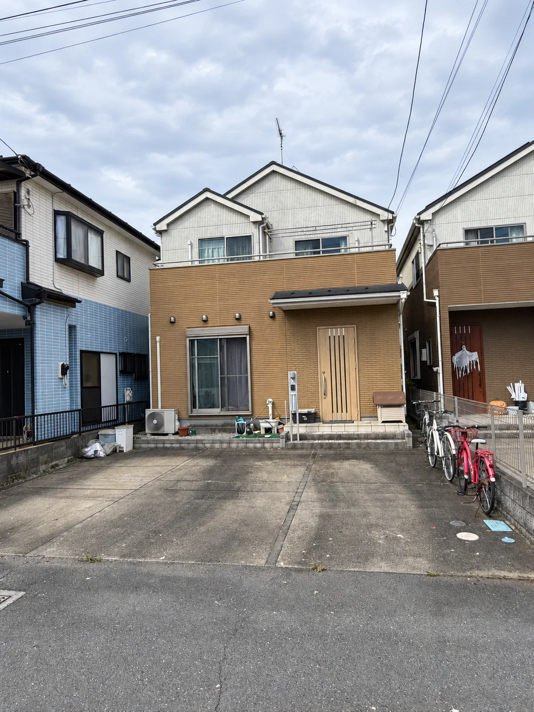 外壁・駐車場の施工前。明るさ・色調等の調整あり