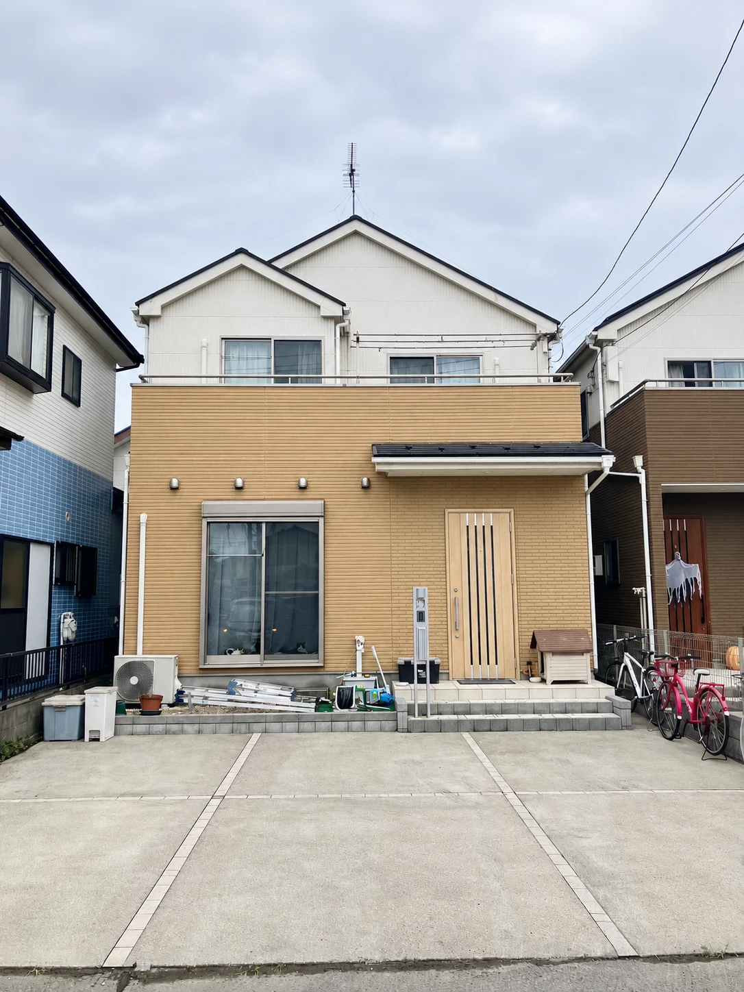 外壁・駐車場の施工後。明るさ・色調等の調整、床面に部分レタッチあり